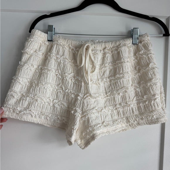 White Textured Sleeveless Top and Shorts Set - Picture 3 of 3